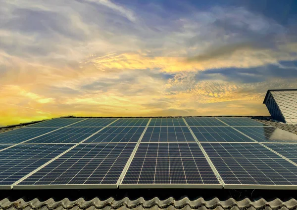 Paneles Solares Que Producen Energía Limpia Techo Una Casa Residencial — Foto de Stock