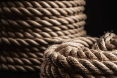 Bir rulo arkaplan dokusunda örülmüş ip
