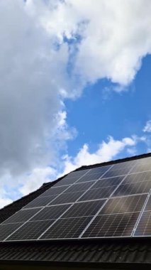 Güneş panelleri bir konutun çatısında temiz enerji üretiyor.