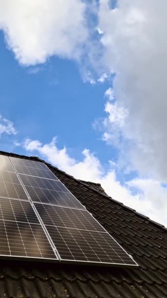 Güneş Panelleri Bir Konutun Çatısında Temiz Enerji Üretiyor — Stok video
