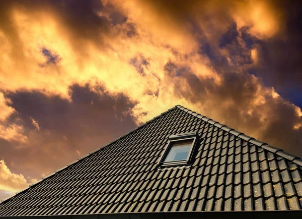 黒い屋根のタイルとベルクススタイルのオープン屋根の窓 — ストック写真