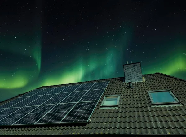 Paneles Solares Produciendo Energía Limpia Techo Una Casa Residencial Con — Foto de Stock