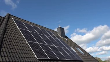 Güneş panellerinin zaman aşımına uğraması bir konutun çatısında temiz enerji üretiyor..