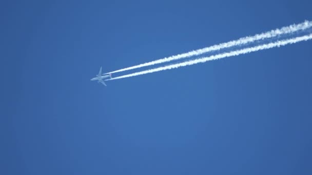 Düsenflugzeug Hoch Himmel Hinterlässt Kondensstreifen Klaren Blauen Himmel — Stockvideo