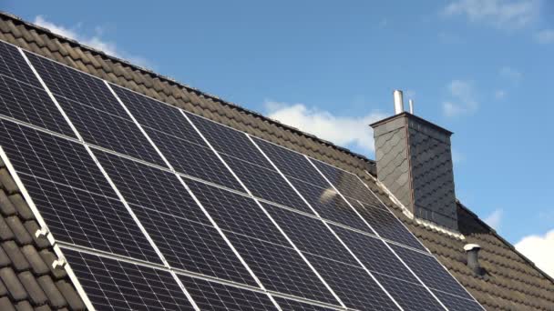 Zeitraffer Von Sonnenkollektoren Die Saubere Energie Auf Dem Dach Eines — Stockvideo