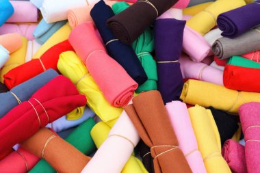 Kumaş pazarında bulunan kumaş ve kumaş örneklerine farklı renklerde yakından bakmak.