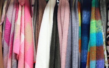 Kumaş pazarında bulunan kumaş ve kumaş örneklerine farklı renklerde yakından bakmak.
