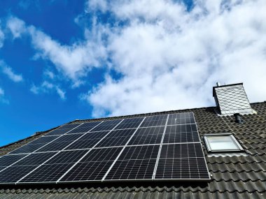 Güneş panelleri bir konutun çatısında temiz enerji üretiyor.