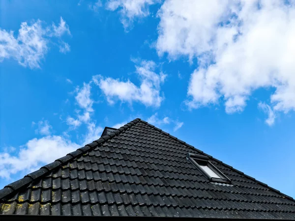 Otwarte Okno Dachowe Stylu Velux Czarnymi Dachówkami — Zdjęcie stockowe