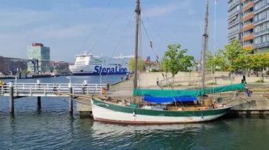 Kiel, Almanya - 12 Mayıs 2023: Güneşli bir günde Kiel limanına bakın