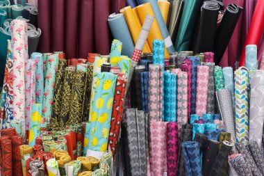 Kumaş pazarında farklı renklerde kumaş ve kumaş örnekleri bulundu..