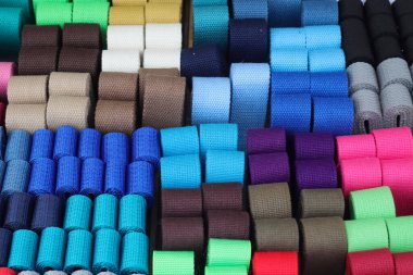 Kumaş pazarında farklı renklerde kumaş ve kumaş örnekleri bulundu..