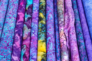 Kumaş pazarında farklı renklerde kumaş ve kumaş örnekleri bulundu..