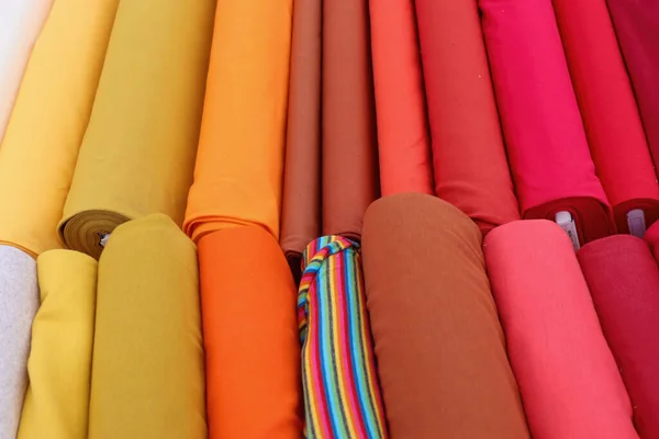 Muster Von Stoffen Und Stoffen Verschiedenen Farben Auf Einem Stoffmarkt — Stockfoto
