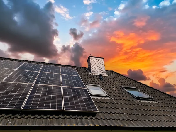 Panneaux Solaires Produisant Énergie Propre Sur Toit Une Maison Résidentielle — Photo