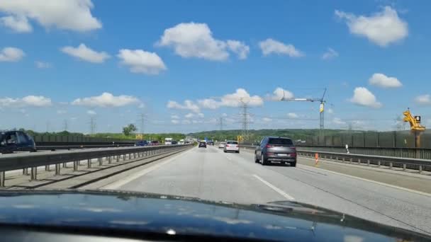 ドイツ ハンブルク 2023年5月23日 2023年5月23日 ハンブルクのドイツ高速道路A7号線を高密度交通で走行中の車からの眺め — ストック動画