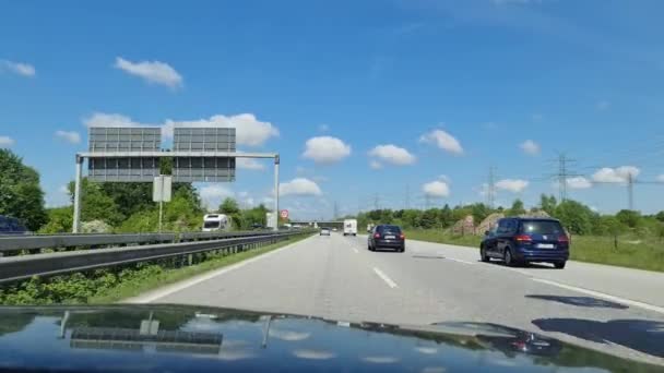 ドイツ ハンブルク 2023年5月23日 2023年5月23日 ハンブルクのドイツ高速道路A7号線を高密度交通で走行中の車からの眺め — ストック動画