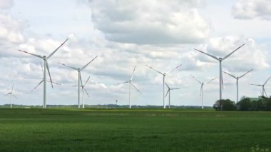 Kuzey Avrupa 'daki bir rüzgar parkında alternatif enerji rüzgar değirmenleri üzerine panoramik görüş