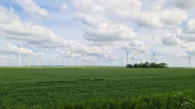 Kuzey Avrupa 'daki bir rüzgar parkında alternatif enerji rüzgar değirmenleri üzerine panoramik görüş