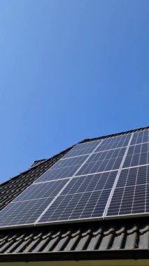 Güneş panelleri bir konutun çatısında temiz enerji üretiyor.