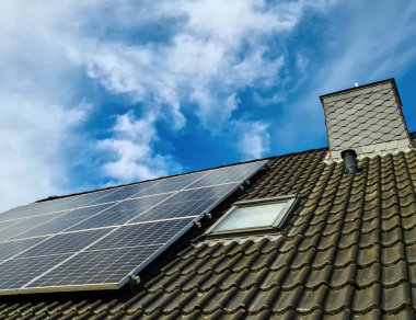 Güneş panelleri bir konutun çatısında temiz enerji üretiyor.