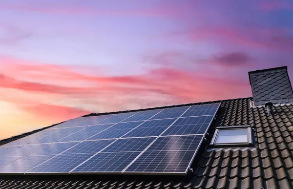 Solární Panely Vyrábějící Čistou Energii Střeše Obytného Domu Při Západu — Stock fotografie