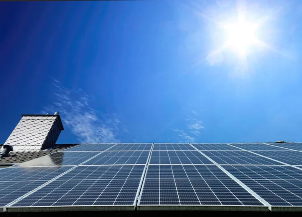 Солнечные Панели Производящие Чистую Энергию Крыше Жилого Дома — стоковое фото