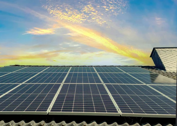 Sonnenkollektoren Die Während Des Sonnenuntergangs Saubere Energie Auf Dem Dach — Stockfoto