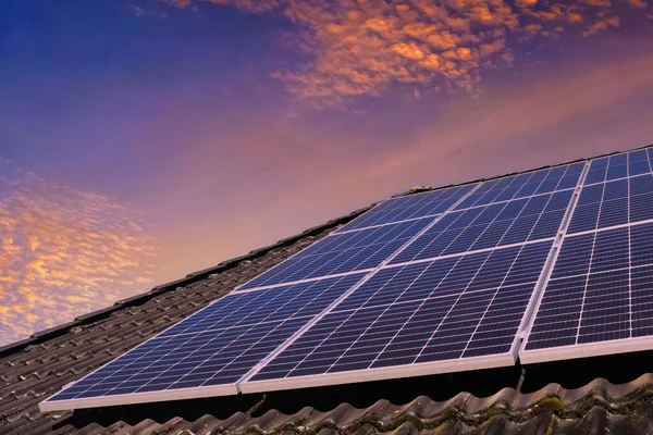 Güneş Panelleri Güneş Batarken Bir Evin Çatısında Temiz Enerji Üretiyor — Stok fotoğraf