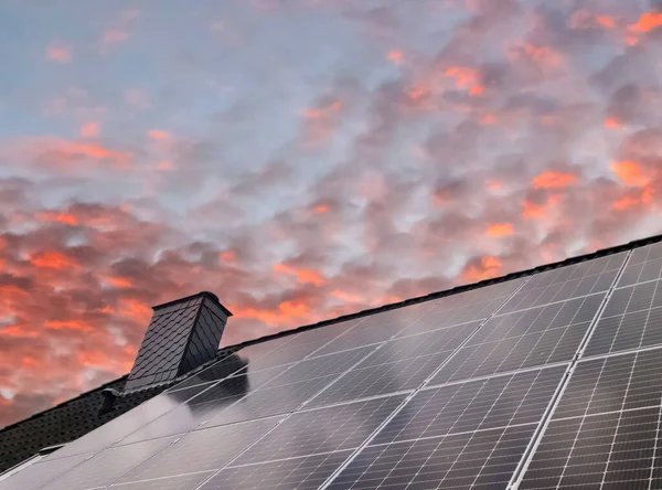 Painéis Solares Produzindo Energia Limpa Telhado Uma Casa Residencial Imagem De Stock