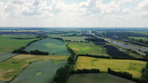 Letecký Pohled Dálnici Severním Německu Velkými Plochami Solárních Panelů Blízkosti — Stock video