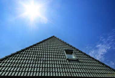 Siyah çatı kiremitleri ile Velux tarzı çatı penceresini aç