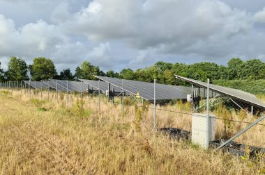 Kuzey Avrupa 'daki büyük bir parkta güneş modülleriyle temiz enerji üretiyor..