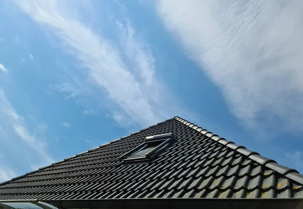 Otwarte Okno Dachowe Stylu Velux Czarnymi Dachówkami — Zdjęcie stockowe