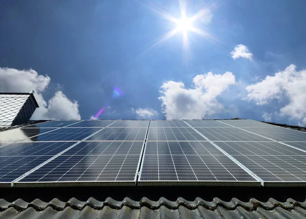 Сонячні Панелі Виробляють Чисту Енергію Даху Житлового Будинку Стокове Зображення