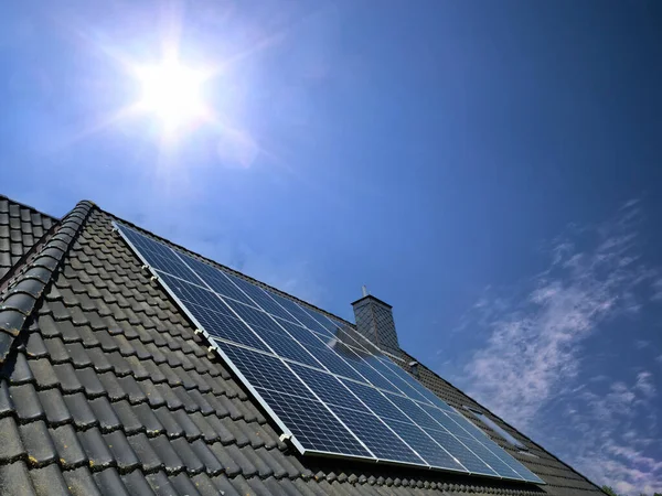 Сонячні Панелі Виробляють Чисту Енергію Даху Житлового Будинку Стокова Картинка