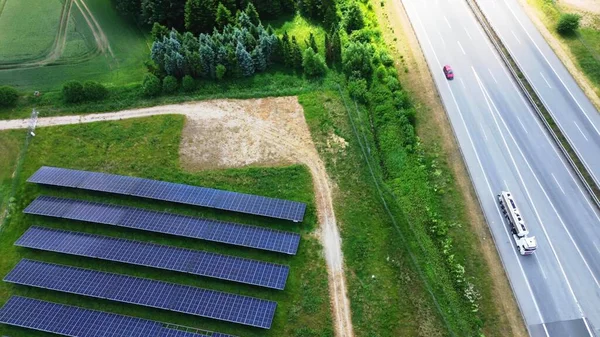 Widok Lotu Ptaka Autostradę Północnych Niemczech Dużymi Powierzchniami Paneli Słonecznych — Zdjęcie stockowe
