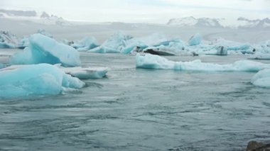 İzlanda, Jokulsarlon Gölü, İzlanda 'daki Buzul Gölünde yüzen Turkuaz buzdağları.