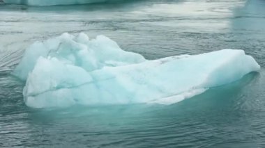 İzlanda, Jokulsarlon Gölü, İzlanda 'daki Buzul Gölünde yüzen Turkuaz buzdağları.