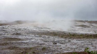 İzlanda 'nın volkanik sülfür tarlalarında kaynayan sıcak pınarlar.