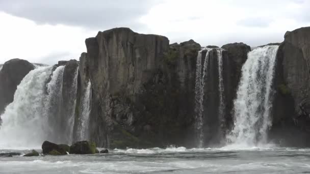 Φανταστικός Καταρράκτης Στο Εκπληκτικό Τοπίο Της Ισλανδίας — Αρχείο Βίντεο