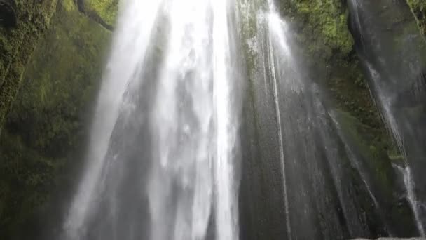 Водопад Потрясающем Ландшафте Исландии — стоковое видео
