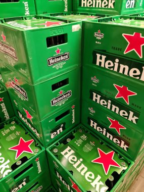 Kiel, Almanya - 13. Temmuz 2023: Süpermarkette bir yığın heineken bira sandığı