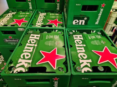 Kiel, Almanya - 13. Temmuz 2023: Süpermarkette bir yığın heineken bira sandığı