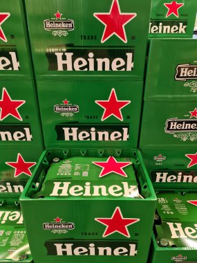 Kiel, Almanya - 13. Temmuz 2023: Süpermarkette bir yığın heineken bira sandığı