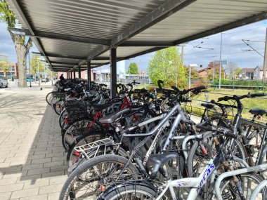 Kiel, Almanya - 13. Temmuz 2023: İstasyonun önündeki bisiklet parkında çok sayıda bisiklet