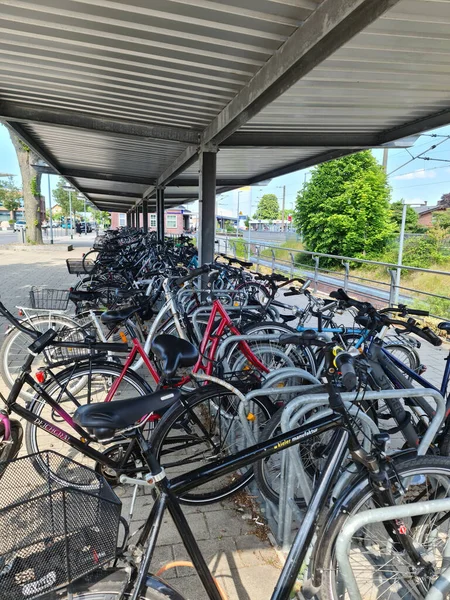ドイツ キール 2023年7月 駅前の自転車駐車場に多数の自転車 — ストック写真