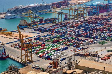 Barselona İspanya 22 Temmuz 2023: Güneşli bir günde endüstriyel Barselona limanının havadan görünüşü