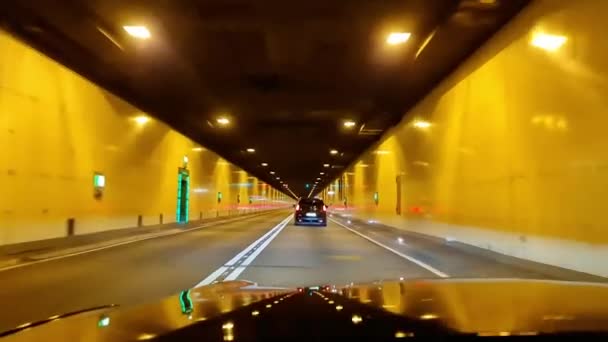 从长隧道中汽车的挡风玻璃看问题 — 图库视频影像
