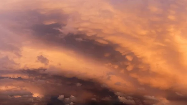 Çarpıcı Kara Bulut Oluşumları Sağanak Fırtınadan Hemen Önce — Stok fotoğraf